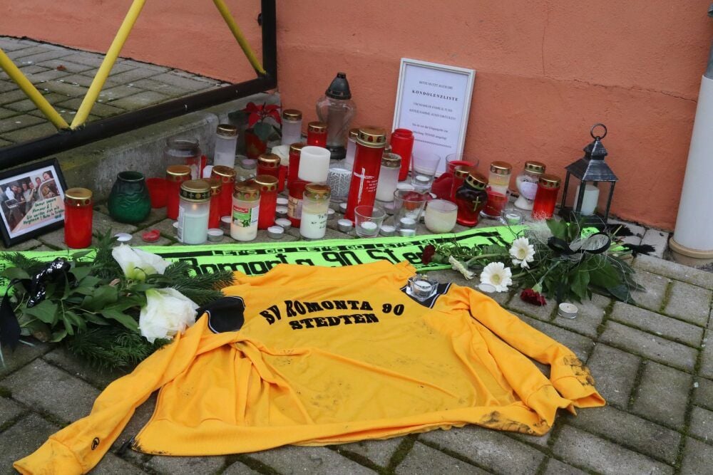 Blumen und Kerzen erinnern an Marko Meintschel