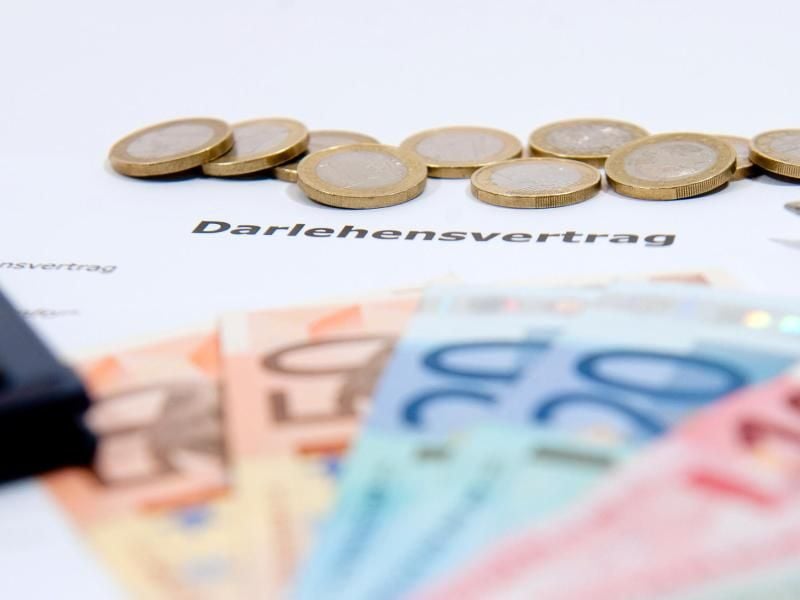 Klären Banken bei Darlehensverträgen den Kunden nicht genügend über ihr Widerrufsrecht auf, können Kreditnehmer den Vertrag kündigen - auch Jahre später. Foto: Kai Remmers