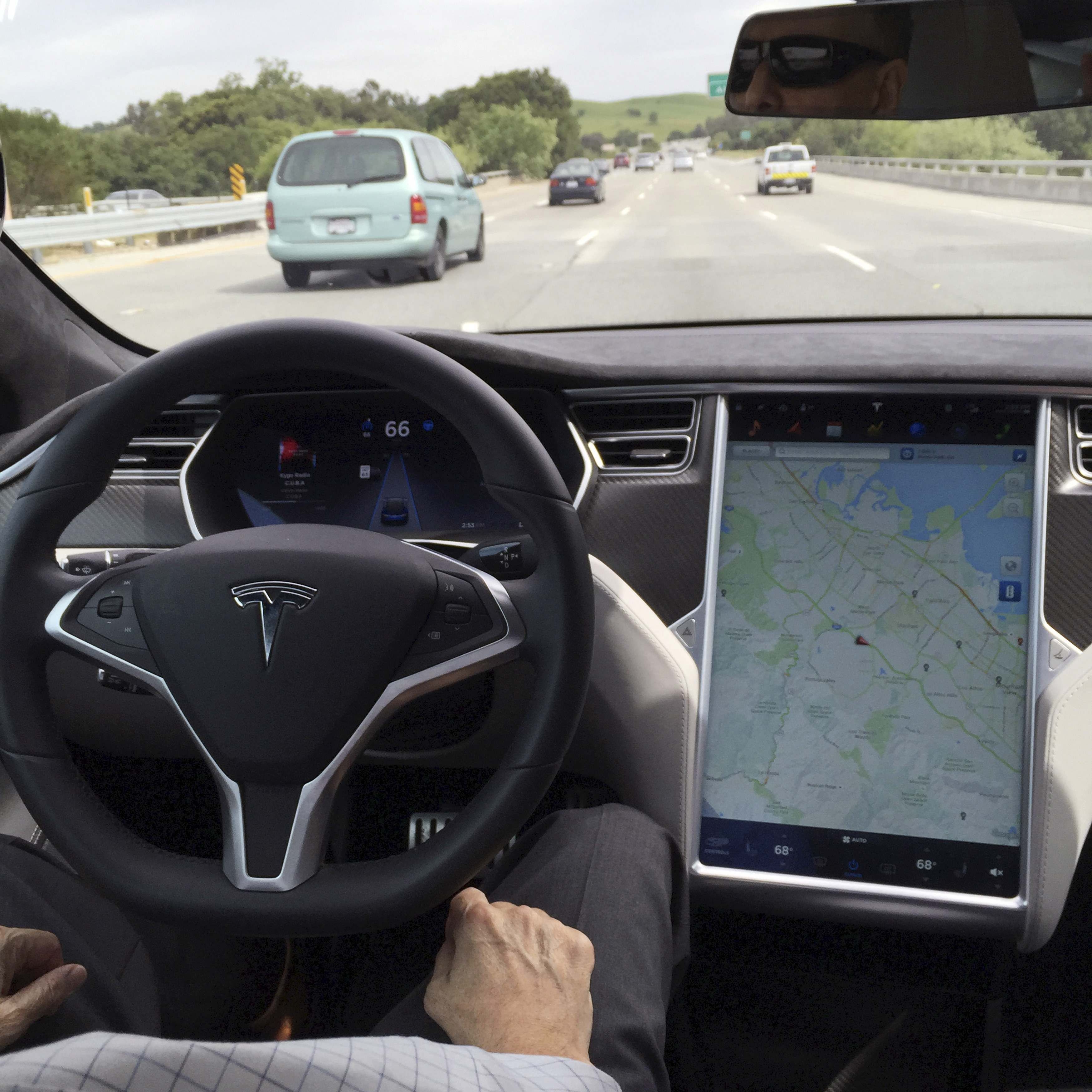 Auf Grund des hellen Himmels konnte die Software des Autopiloten einen auf die Autobahn abbiegenden weißen Lkw nicht erkennen.