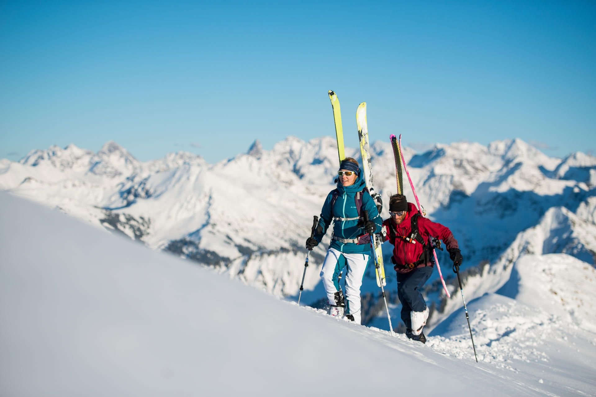Skitouren sind beliebt. Doch beim Aufsteigen und Abfahren im freien Gelände abseits präparierter Pisten müssen Wintersportler stets die Lawinengefahr im Blick haben.