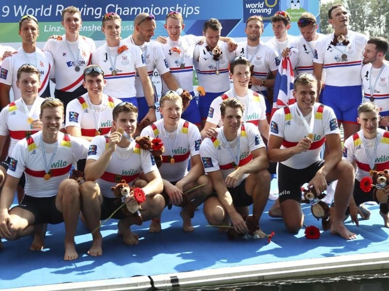 Das Achter-Team aus Deutschland (vorne) posiert bei der Siegerehrung. Foto: Matthias Schrader/AP