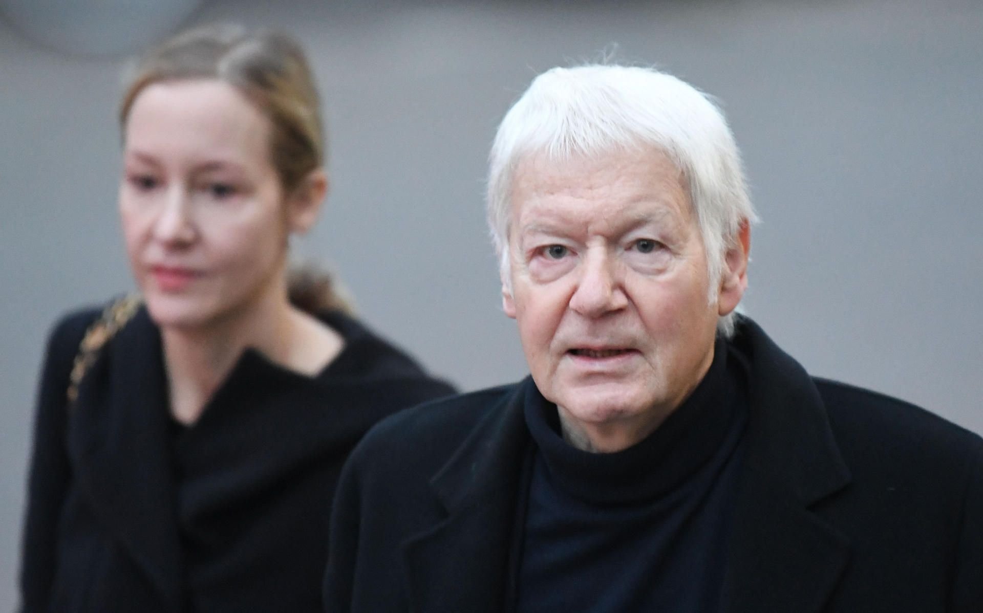 Der ehemalige Drogeriekettenbesitzer Anton Schlecker (r) und seine Tochter Meike gehen am 20.11.2017 zum Landgericht in Stuttgart (Baden-Württemberg).