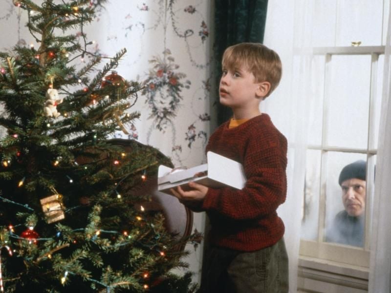 „Kevin - Allein zu Haus”: Während der nichtsahnende Kevin (Macaulay Culkin, l) den Weihnachtsbaum schmückt, lauert Harry (Joe Pesci) auf eine Gelegenheit, das Haus auszurauben. Foto: --/Disney+ /dpa