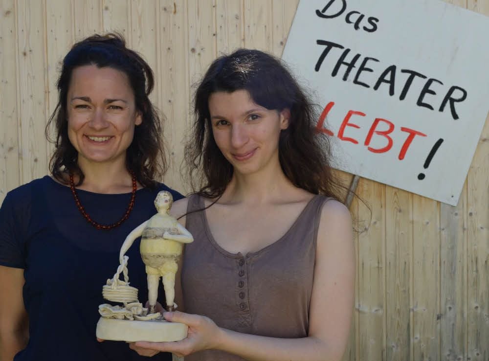 Die Theaterpädagoginnen Anne Keil (l.) und Sabrina Kohl