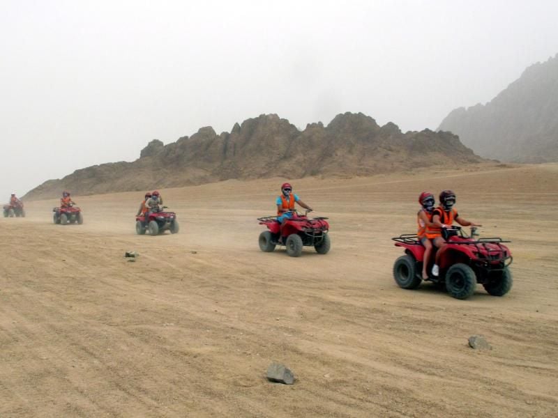 Ausflüge mit dem Wüstenbuggy sind im Urlaub beliebt, wie etwa hier in Ägypten. Doch dabei kann immer auch etwas passieren. Foto: Khaled Elfiqi
