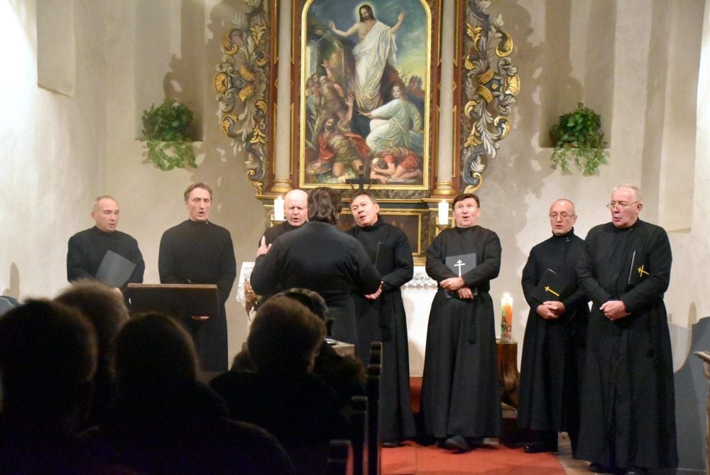 Der Moskauer Chor „Heiliger Wladimir“ bei einem seiner vielen Auftritte in der Region - hier in Bergwitz, im Video der in der Kirche zu Seyda