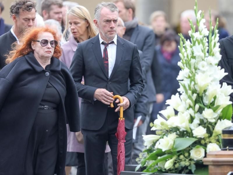 Christine Rink (l-r), Witwe des Malers Arno Rink und Maler Neo Rauch nehmen Abschied. Foto: Jan Woitas