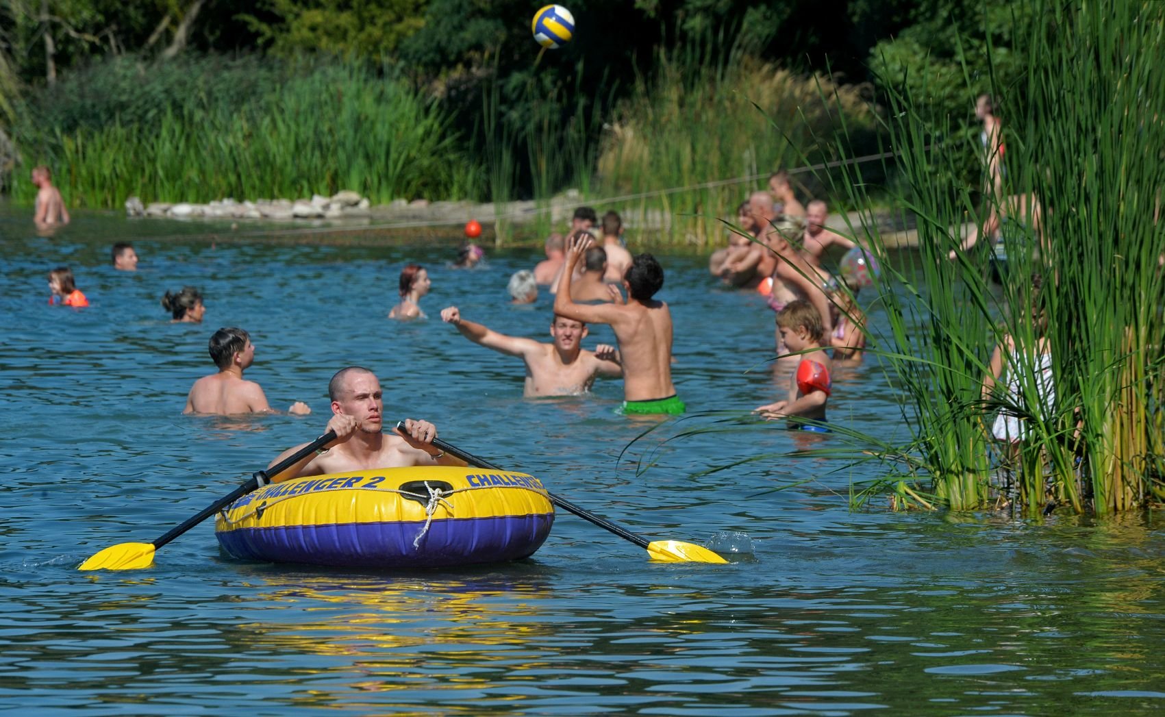 Badegäste am Froser See