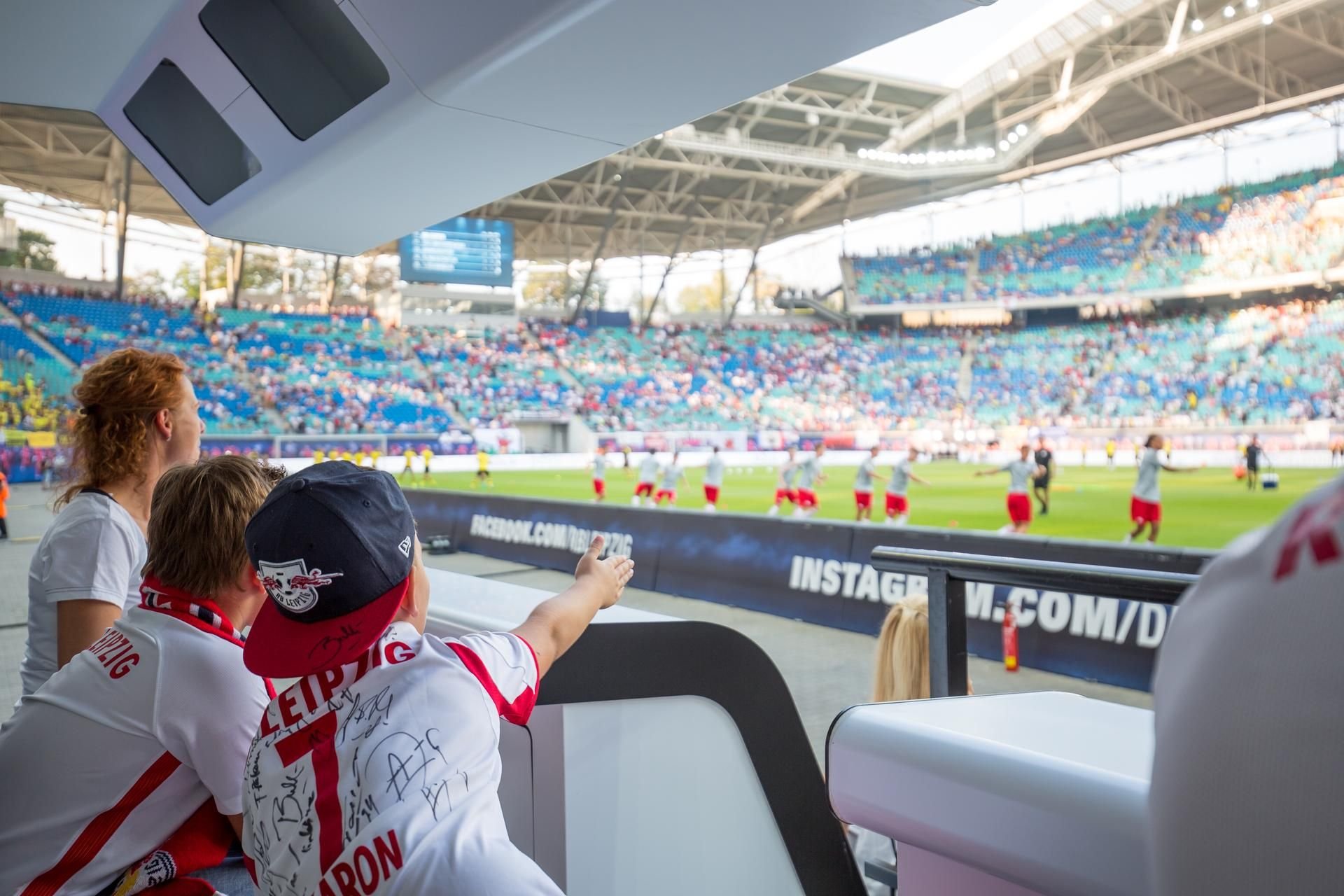 So nah kommt den Erstliga-Kickern von RB Leipzig niemand: Die „Porsche Coaching Bank“ steht direkt am Spielfeldrand in der Red-Bull-Arena.