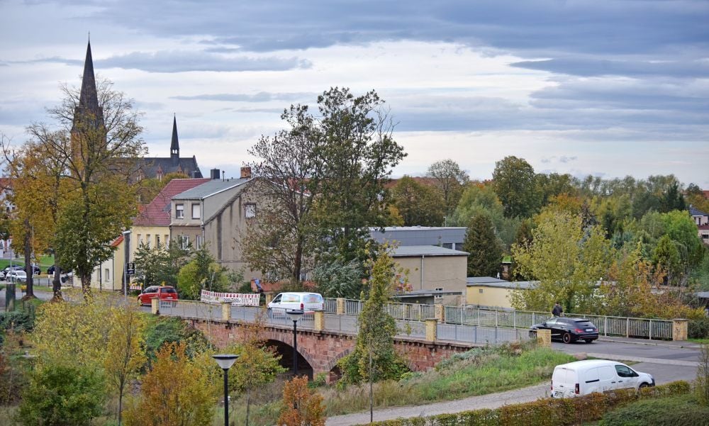 Die ersten Absperrungen stehen schon - die Leinebrücke in der Berliner Straße wird demnächst abgerissen.