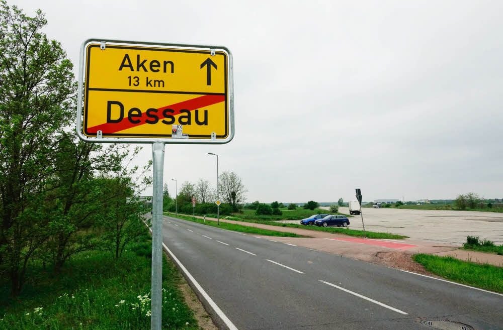 Das Dessauer Ortsausgangsschild auf der Alten Landebahn ist jetzt viel näher an die Kernstadt herangerückt.