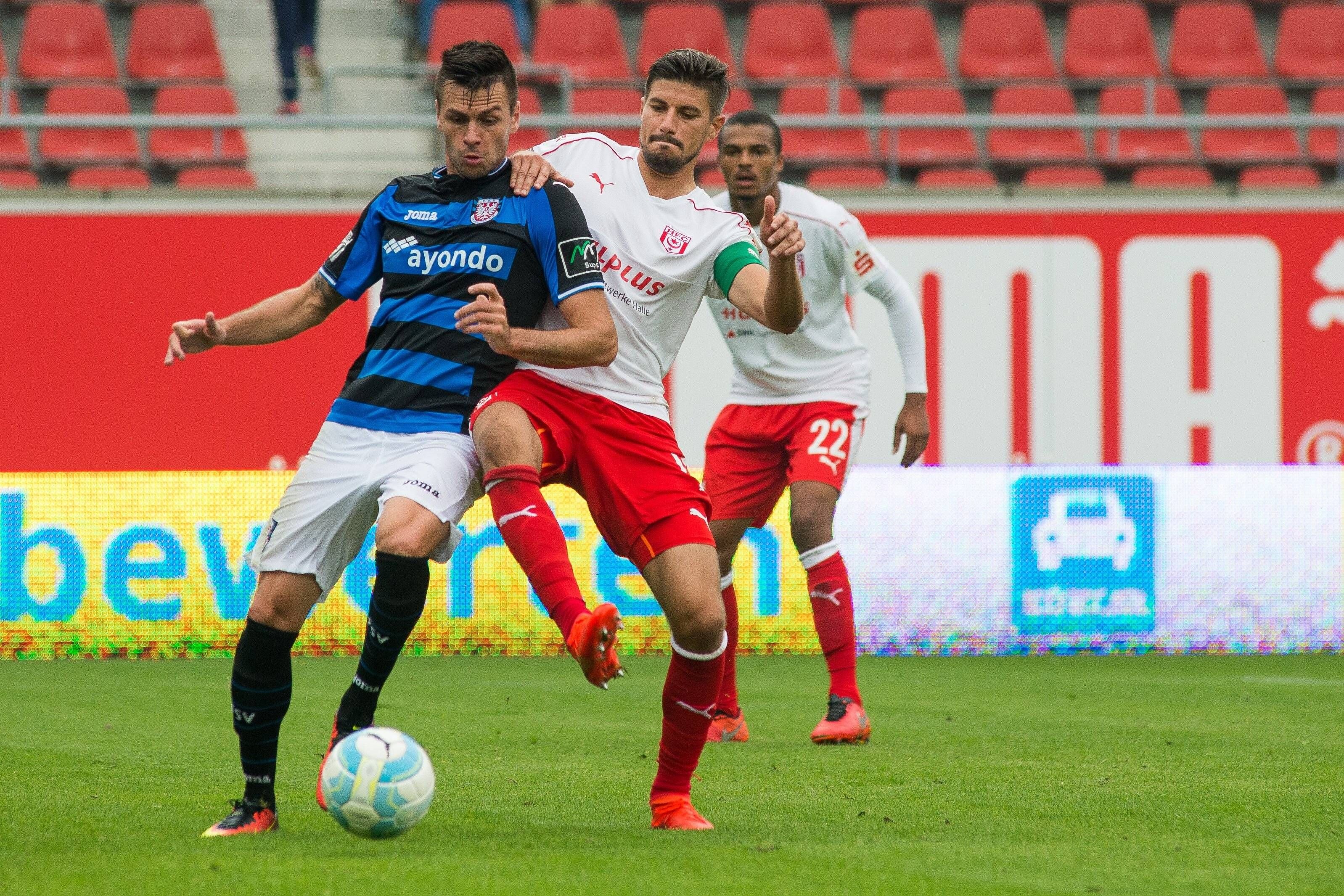 Hart umkämpftes Duell zwischen dem HFC und dem FSV Frankfurt. Hier sind Denis Streker und HFC-Spieler Kleinheismann (r.) im Zweikampf.