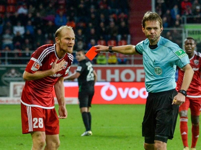 Tobias Levels bekommt von Schiedsrichter Jochen Drees die Rote Karte. Foto: Armin Weigel