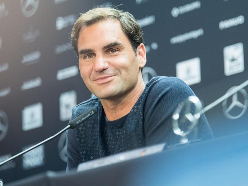 Roger Federer spricht in Stuttgart während einer Pressekonferenz. Foto: Sebastian Gollnow