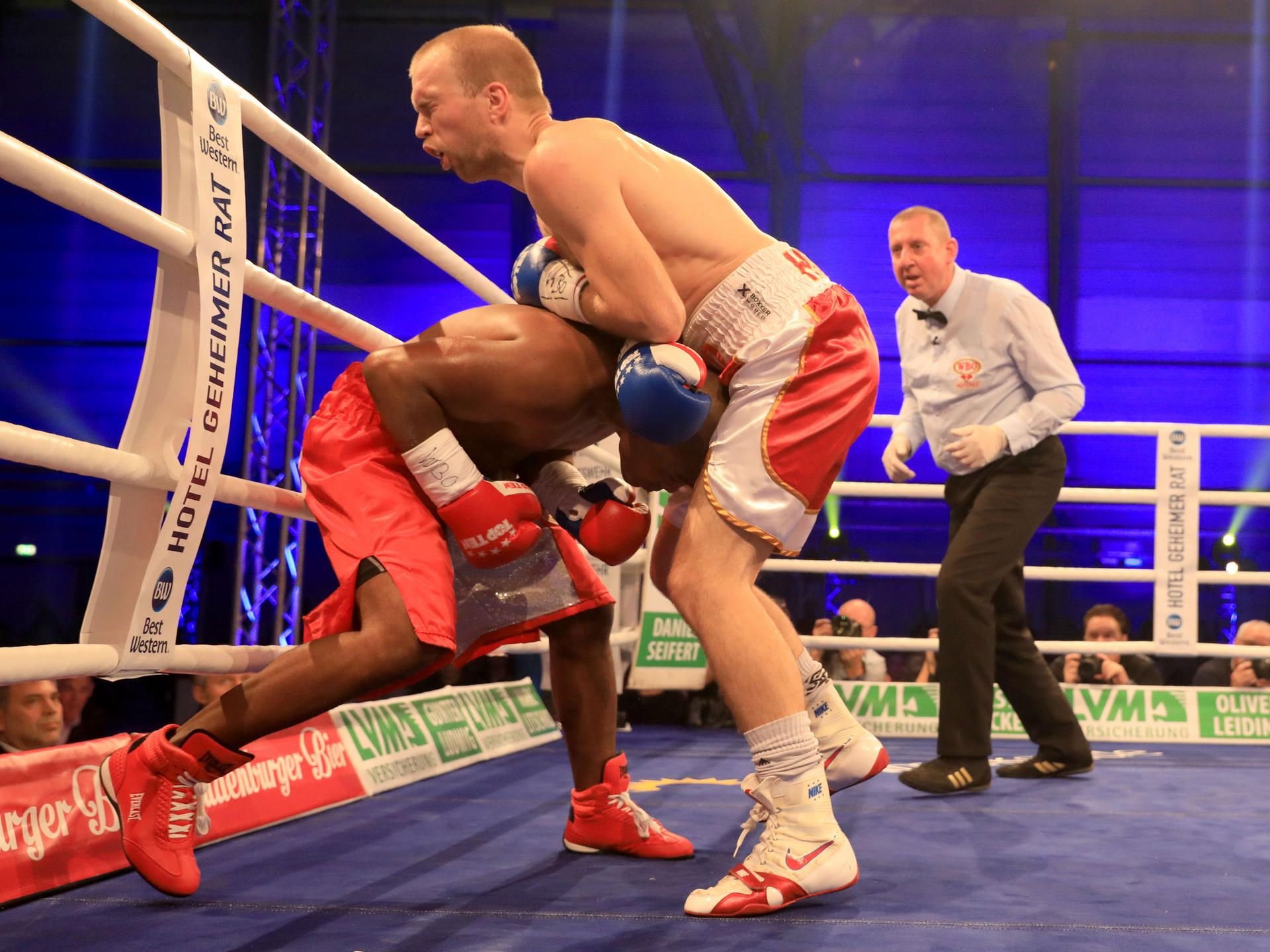 Der deutsche Boxer Stefan Härtel kämpft gegen David Zegarra aus Peru.