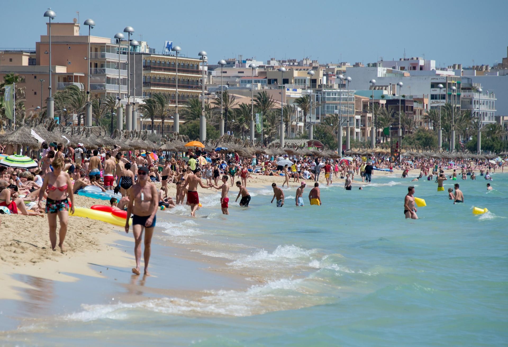 Urlauber tummeln sich am Strand von Arenal auf der Mittelmeerinsel Mallorca (Spanien) am Strand. (Symbolbild)