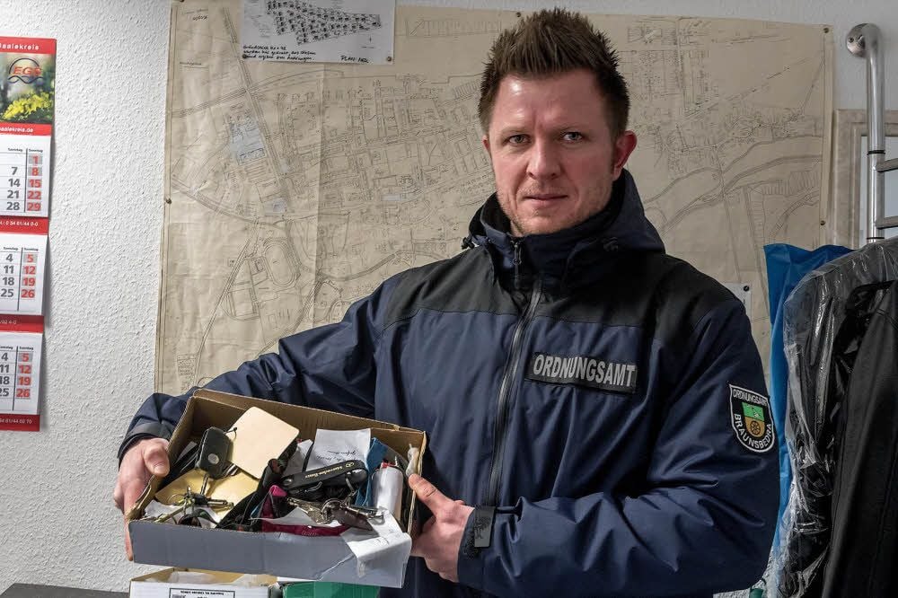 Oliver Bitterlich vom Ordnungsamt Braunsbedra zeigt eine Kiste voller Haus- und Autoschlüssel. Es ist nur ein Bruchteil des Bestandes des Fundbüros.