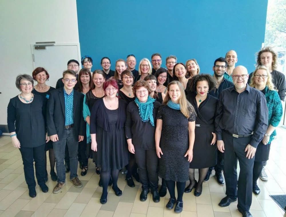 Die „Salzstadt-Stimmen“ um Chorleiter Oliver Burse (vorn rechts) eröffnen das Rahmenprogramm zum Festival Women in Jazz.