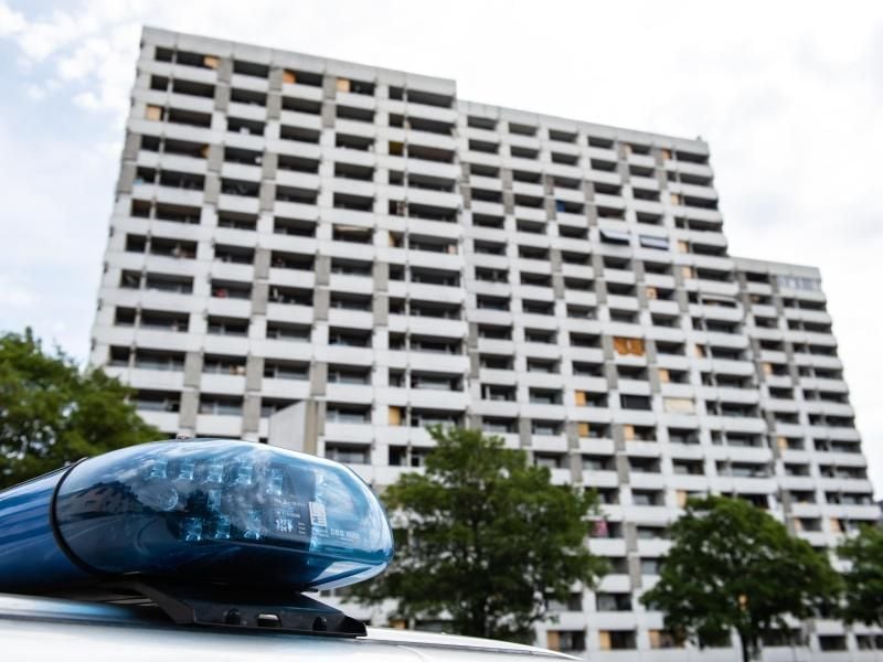 Ein Einsatzfahrzeug der Polizei steht vor dem Iduna-Zentrum in Göttingen, wo viele der Betroffenen leben. Foto: Swen Pförtner/dpa