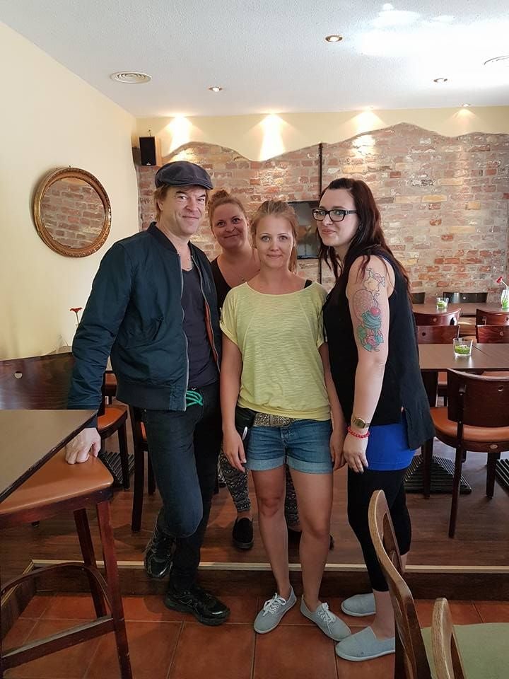 Erinnerungsfoto mit Campino: Der "Tote Hosen"-Frontmann war am Sonnabend im Dessauer Café Hilde.