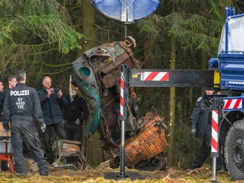 Einsatzkräfte der Polizei heben ein Auto aus einem möglichen Ablageort der Mädchenleiche. Foto: Armin Weigel