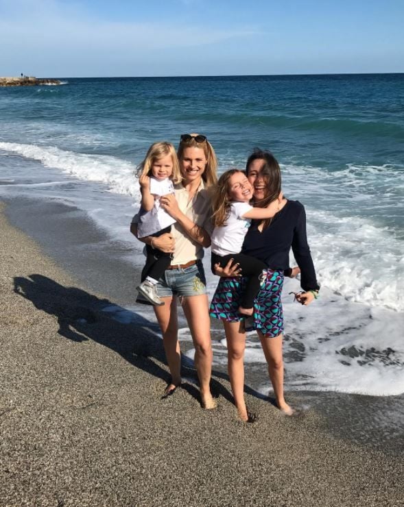 Nur ein Sohn fehlt noch zu ihrem Glück: Mama Michelle mit ihren drei Töchtern Celeste, Sole und Aurora (v.l.) am Strand.