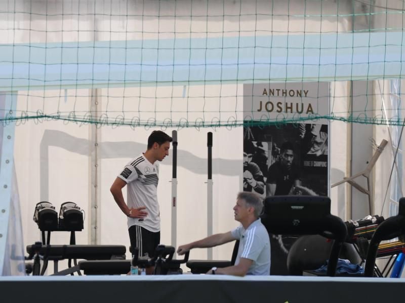 Mesut Özil trainiert weiter individuell. Foto: Christian Charisius