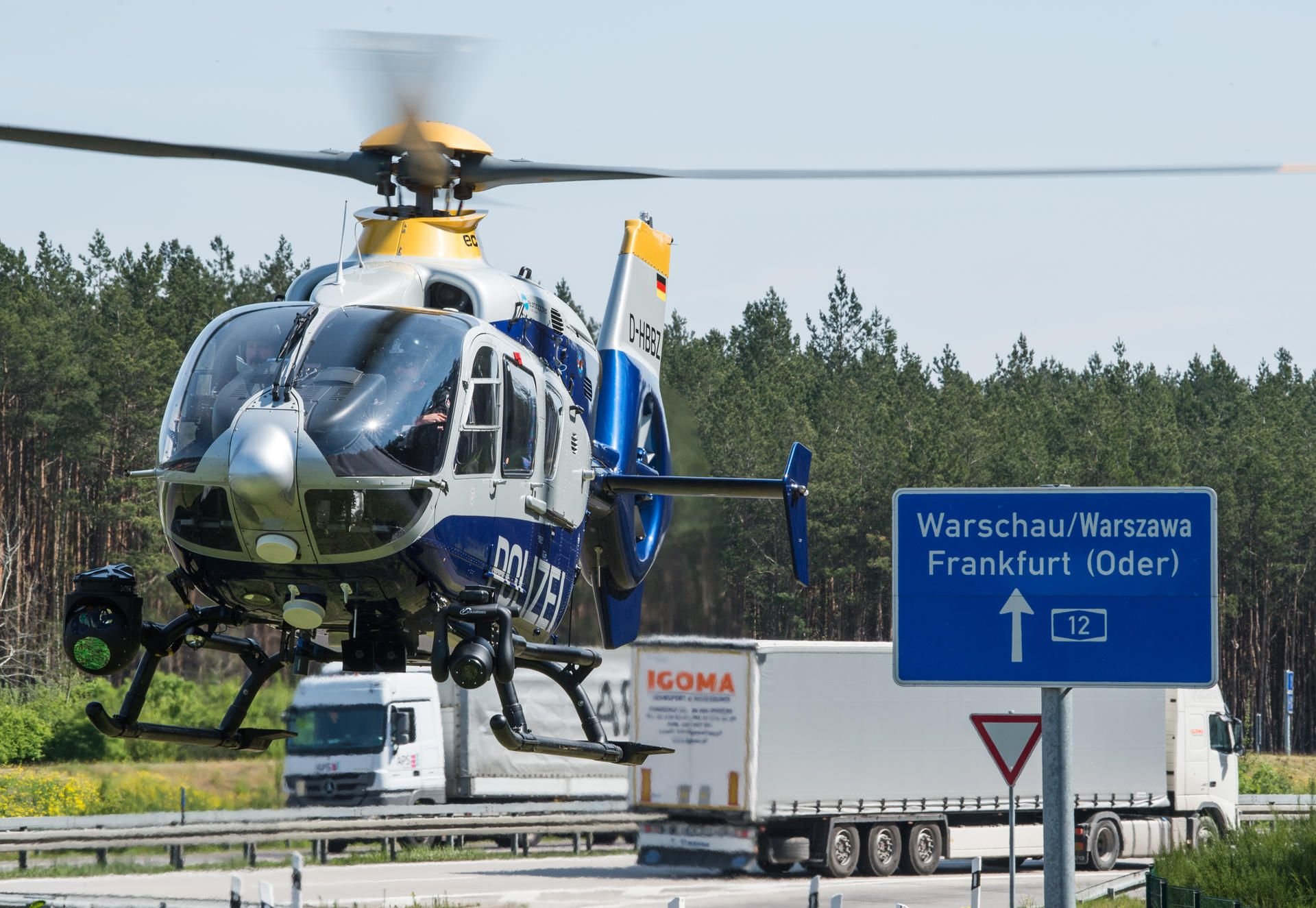Ein Polizeihubschrauber startet von einem Rastplatz an der Autobahn A12 nahe Briesen.