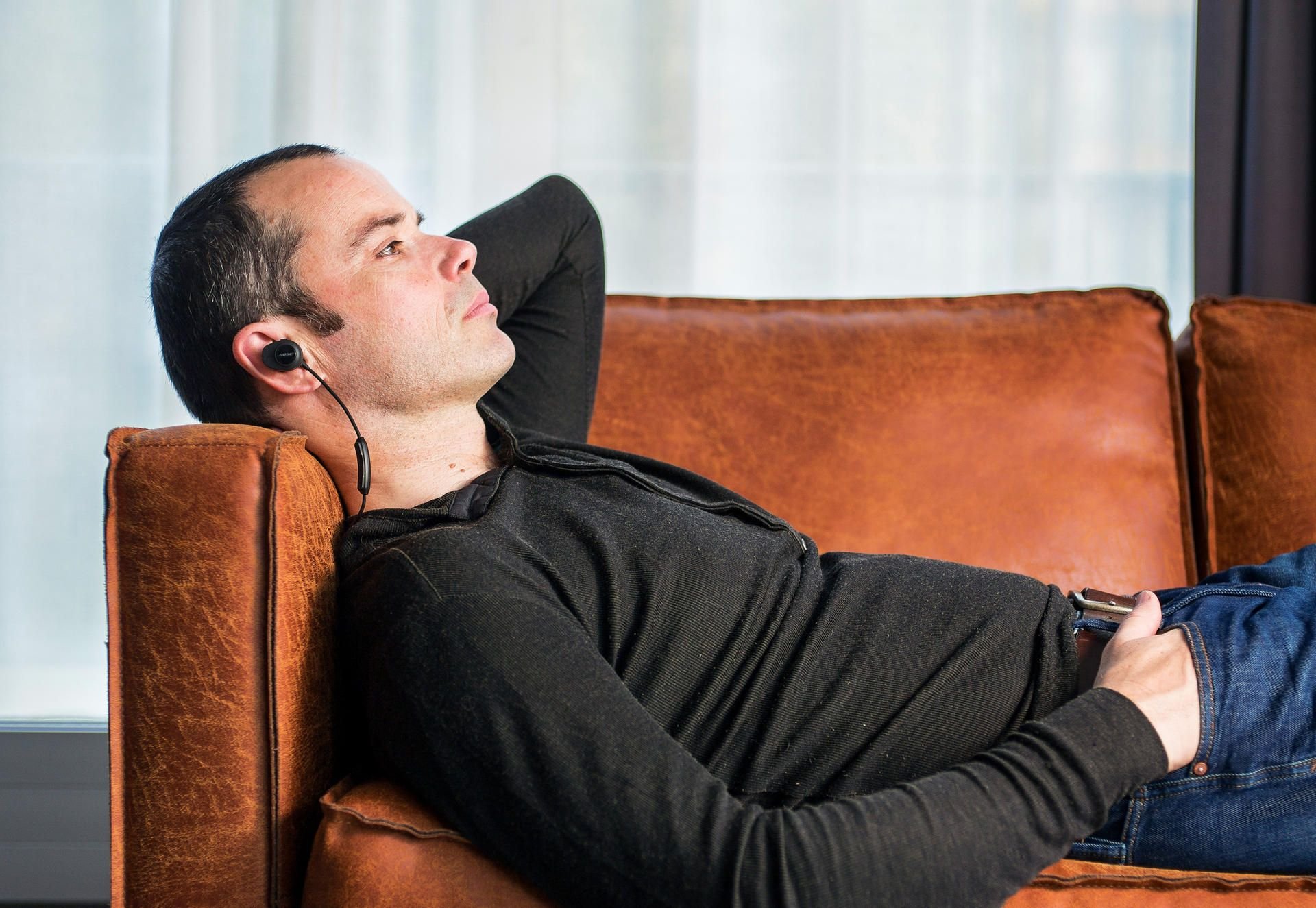 Damit sie perfekten Sound liefern, müssen Kopfhörer wie der Bose Soundsport Wireless (im Bild, 137 Euro) gut im Ohr sitzen.