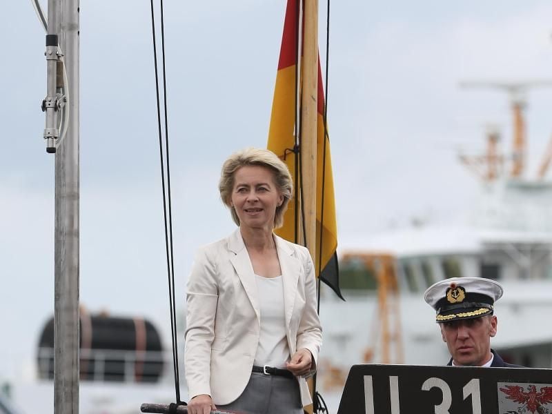Ursula von der Leyen (CDU) steht mit Jens Grimm auf der Brücke eines U-Boots. Foto: Axel Heimken/Archiv