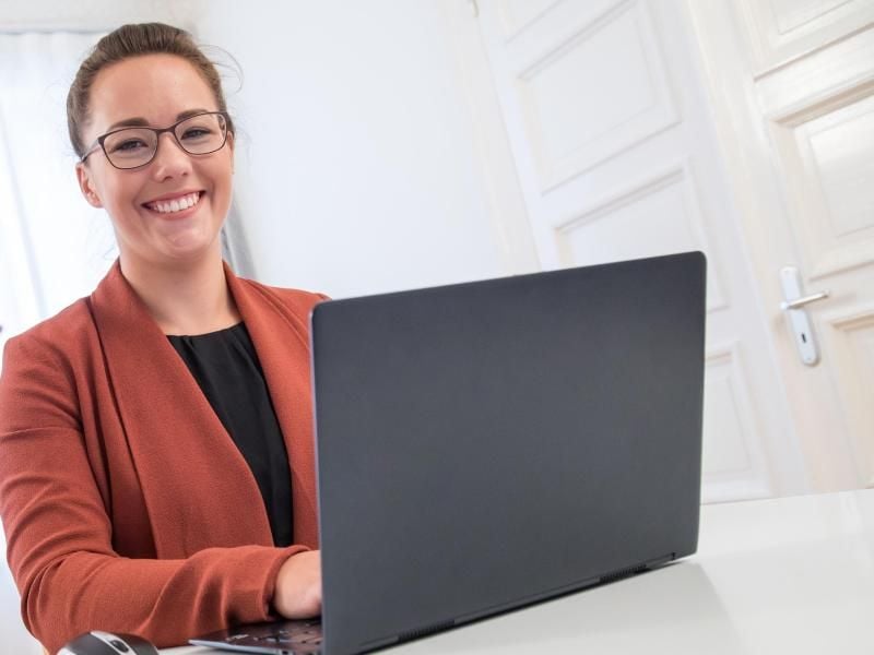 Die Form wahren: Wer sich einem neuen Arbeitgeber in einem Skype-Gespräch vorstellt, sollte sich zu Hause wie im Büro kleiden - und unbedingt pünktlich erreichbar sein. Foto: Christin Klose