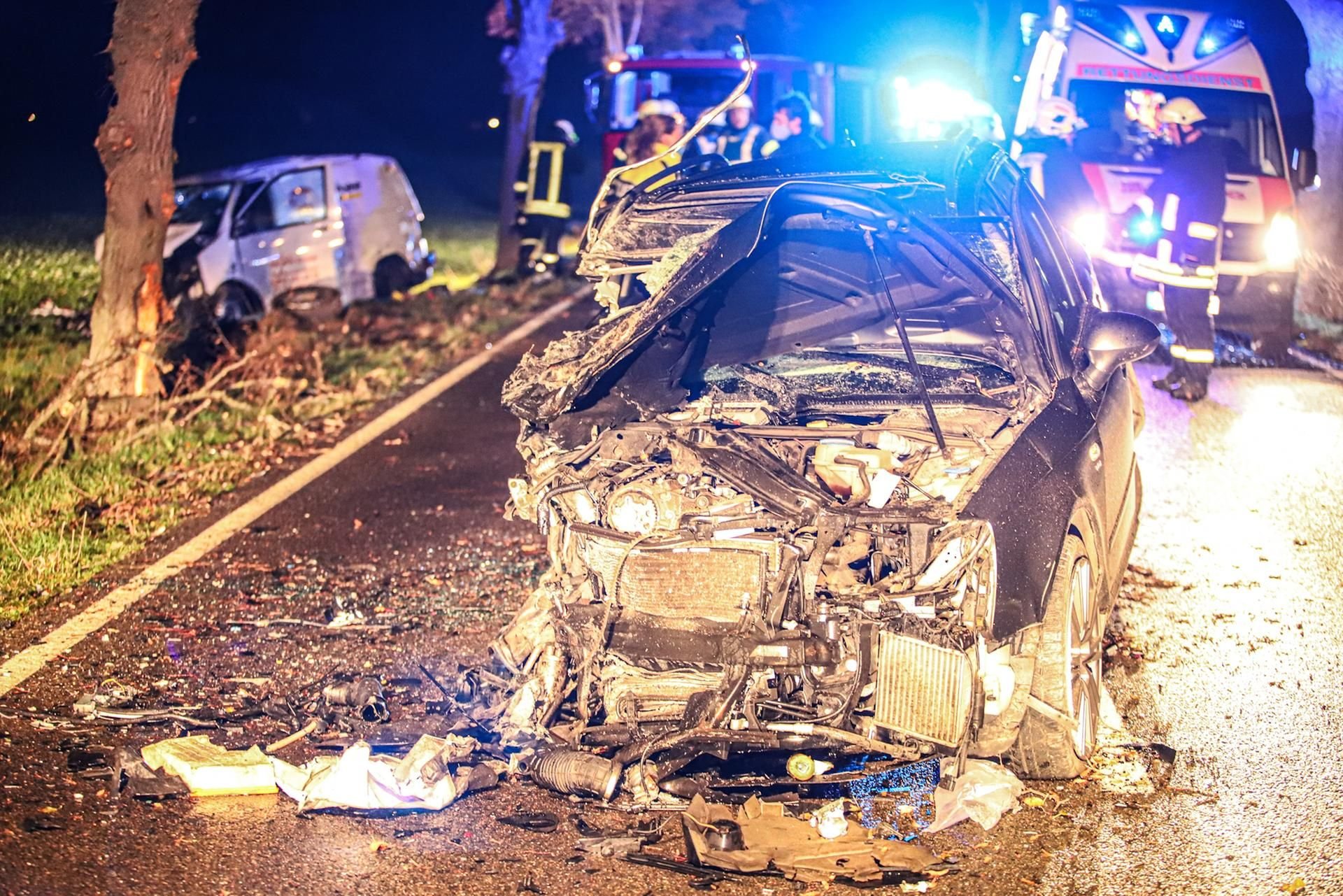 Bei einem schweren Crash im Landkreis Wittenberg wurden sieben Menschen verletzt. Ein Unbeteiligter starb nahe der Unfallstelle.