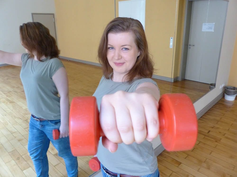 Hanteln und andere kleine Sportgeräte kommen in den Fitnesskursen für Frühaufsteher mit Vera Chudowa zum Einsatz.