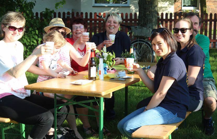 Gute Stimmung herrschte auch im Garten des Dorfgemeinschaftshauses, in dem es sich Frühlingsfestbesucher gut gehen ließen.