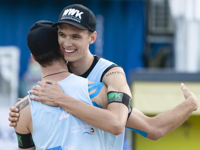 Haben zum Auftakt der Beachvolleyball-EM einen Start nach Maß erwischt: Julius Thole (r) und Clemens Wickler. Foto: Frank Molter/dpa