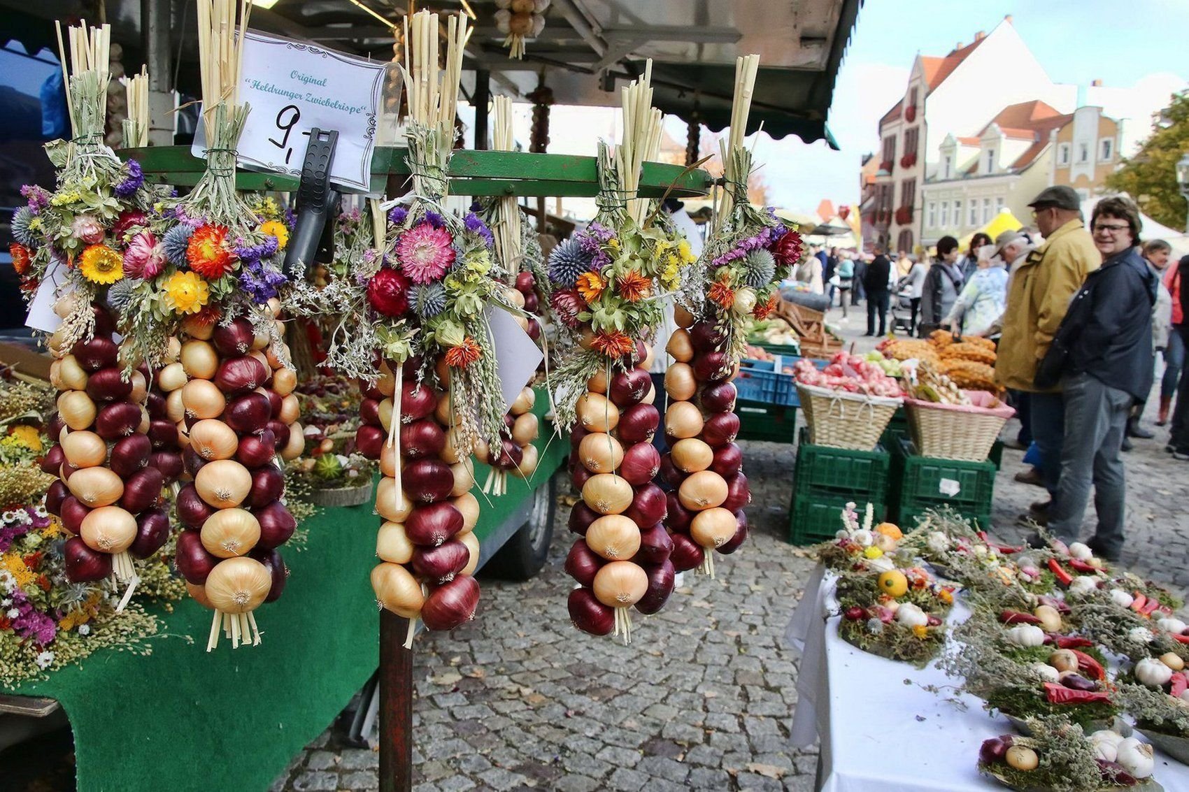Hettstedt: Zwiebelzöpfe in allen Variationen säumten vergangenes Jahr den Markt.