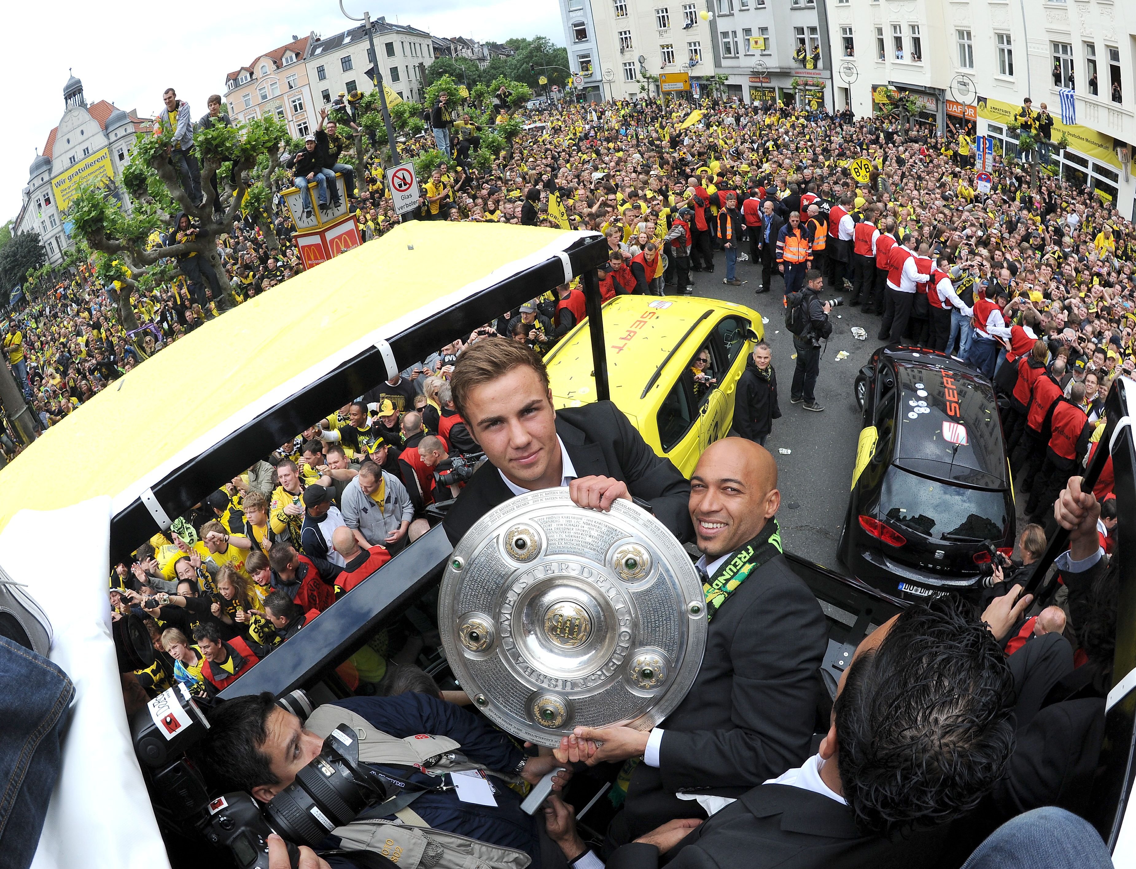 Mario Götze (l.) auf der Meisterfeier 2011.
