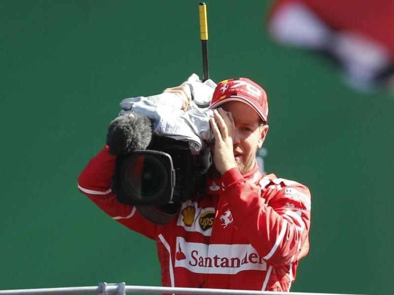 Ferrari-Pilot versucht sich in Monza als Kameramann. Foto: Antonio Calanni