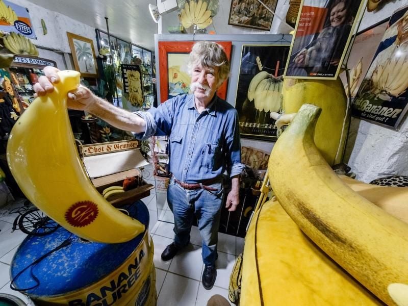 Der Bananen-begeisterte Sammler Bernhard Stellmacher steht in seinem Bananenmuseum. Foto: Markus Scholz/Archiv