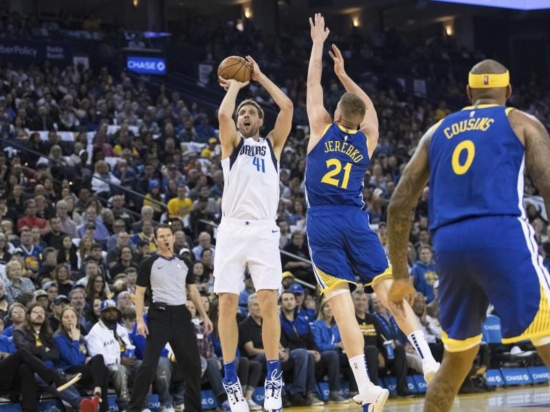 Dirk Nowitzki (l) bei einem seiner berühmten Sprungwürfe. Foto: John Hefti/FR171548 AP