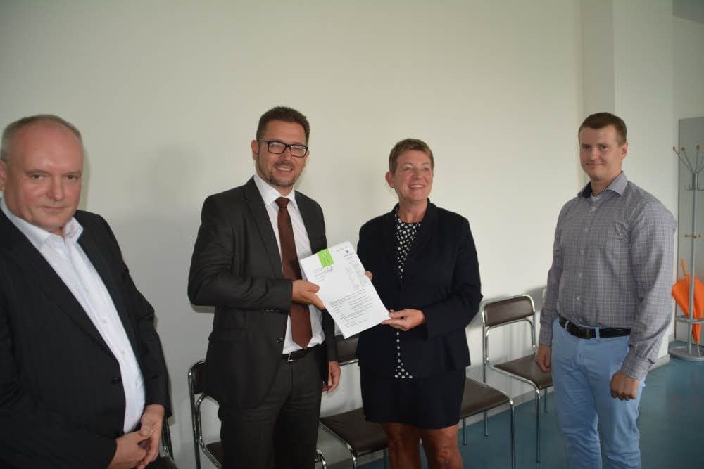 Heiko Arnhold, Vorsitzender des AZV Weiße Elster/Hasselbach-Thierbach, nimmt von Ministerin Claudia Dalbert den Bescheid entgegen.