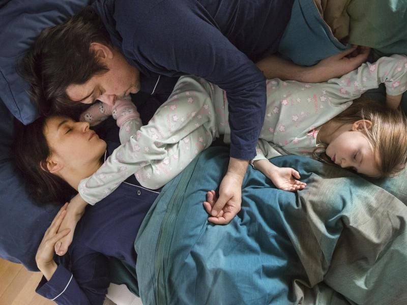 Alles Patchwork: Katrin (Nicolette Krebitz) und Philipp (Hary Prinz) wachen mit Julias Tochter Ella (Clara Veihelmann) im Bett auf. Foto: MDR/ORF/Ariane Krampe Filmproduktion/Steffen Junghans