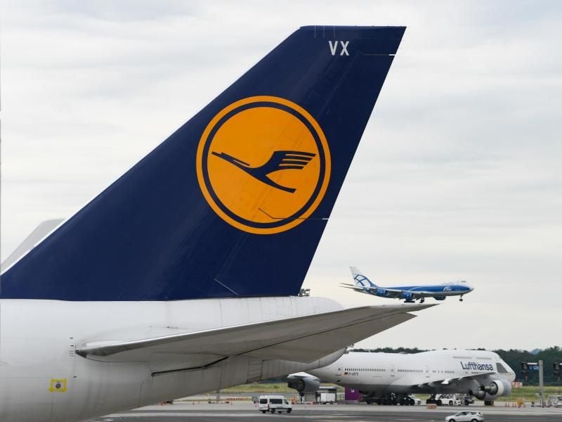 Das Logo der Lufthansa ist auf einem Heckflügel zu sehen. Foto: Arne Dedert/dpa/Archivbild