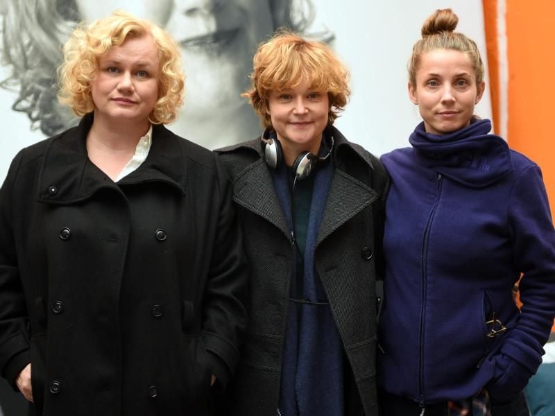 Regisseurin Sara Johnsen (M) mit den Schauspielerinnen Laila Goody (l) und Tuva Novotny (r). Foto: Henning Kaiser