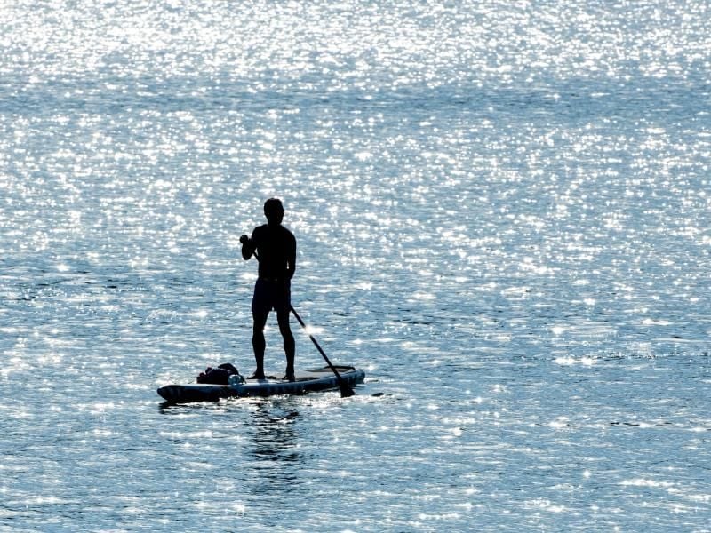 Egal ob in Flüssen, im Meer oder auf Seen - Stand-up-Paddler waren im Corona-Sommer 2020 überall. Foto: Matthias Balk/dpa/dpa-tmn