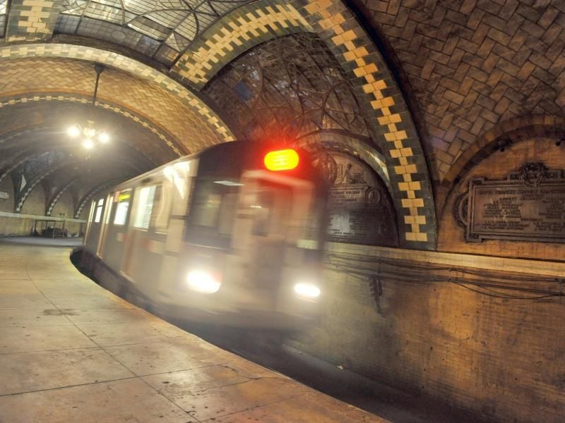 Unter den Straßen New Yorks erstreckt sich eines der größten U-Bahn-Netze der Welt. Doch einige Haltestellen wie die City Hall Station sind inzwischen stillgelegt. Foto: Marc A. Hermann/-/MTA New York City Transit/dpa