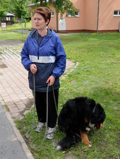 Silvana Auerbach geht gern mit ihrem Hund „Dino“ spazieren.