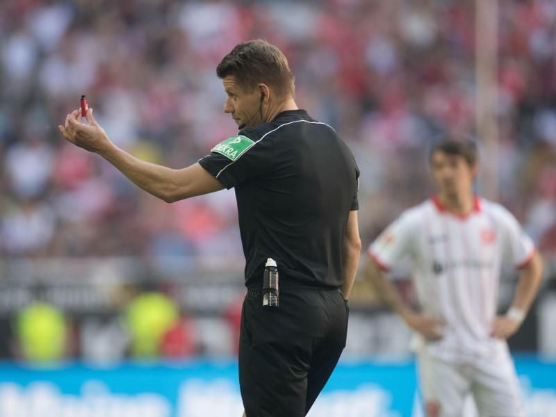 Schiedsrichter Patrick Ittrich beklagt Mobbing durch die Bundesliga-Profis. Foto: Bernd Thissen