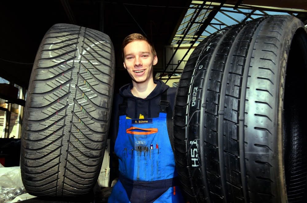 Geselle Rick Böhme vom Weißenfelser Ford Autodienst präsentiert links den Ganzjahresreifen und rechts einen Sommerreifen.