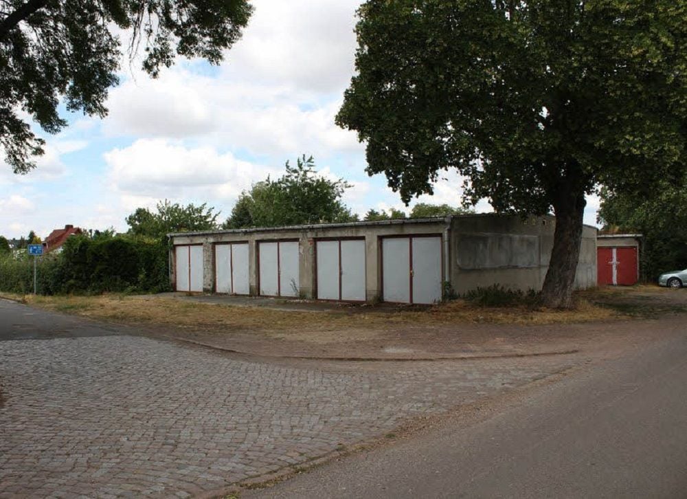 Auch am Wasserwerk in Köthen stehen Garagenkomplexe zum Verkauf.